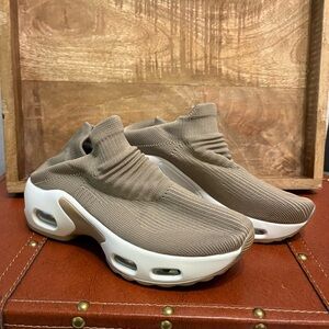 DOUSSPRT Women’s Walking Shoe, Sock Style, Slip-On, Size EU 36/US 5.5, New